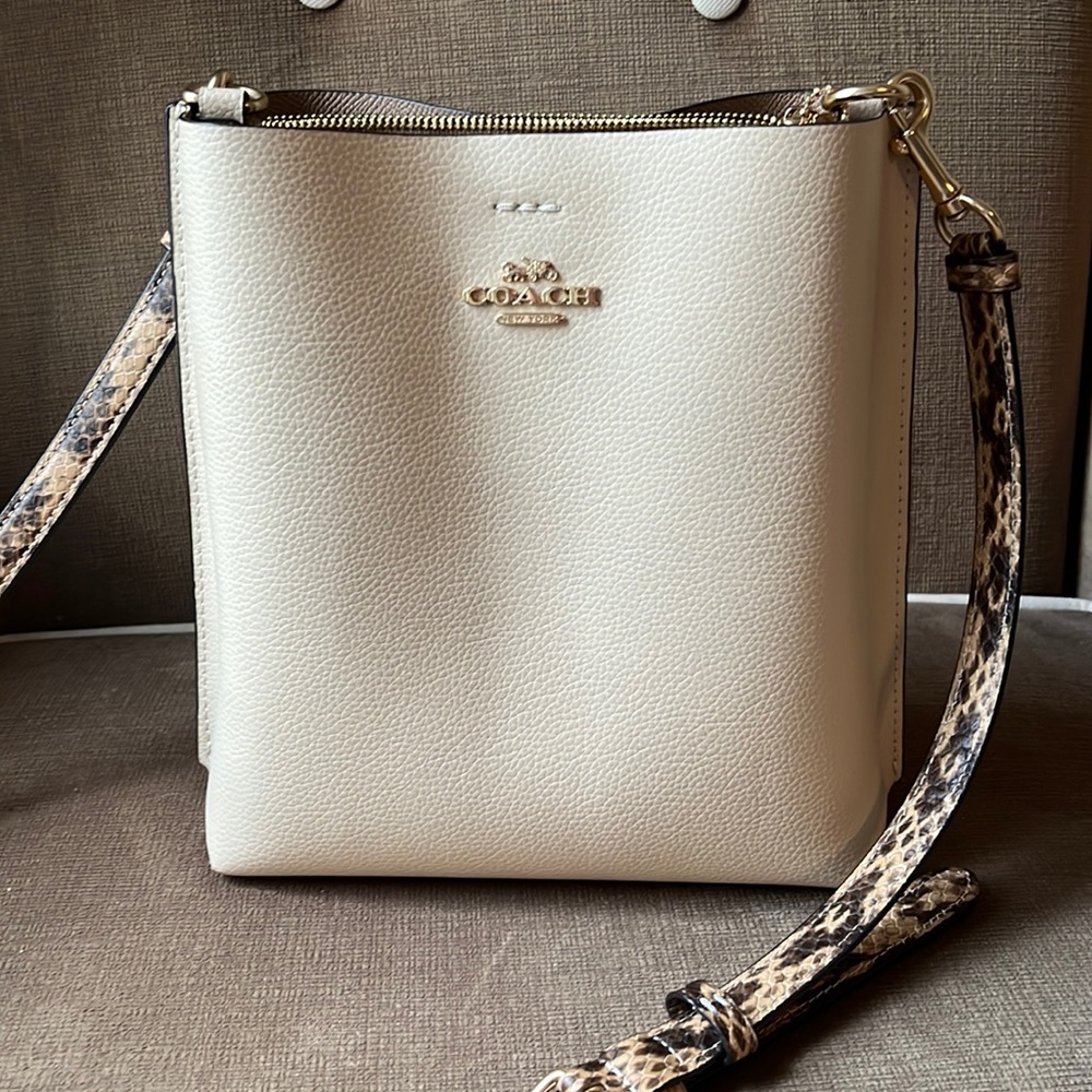 Cross body bucket bag